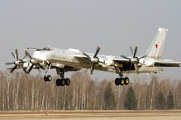 Бомбардировщики Ту-95МС ВКС РФ разбомбили объекты ИГ в Ракке  - ảnh 1